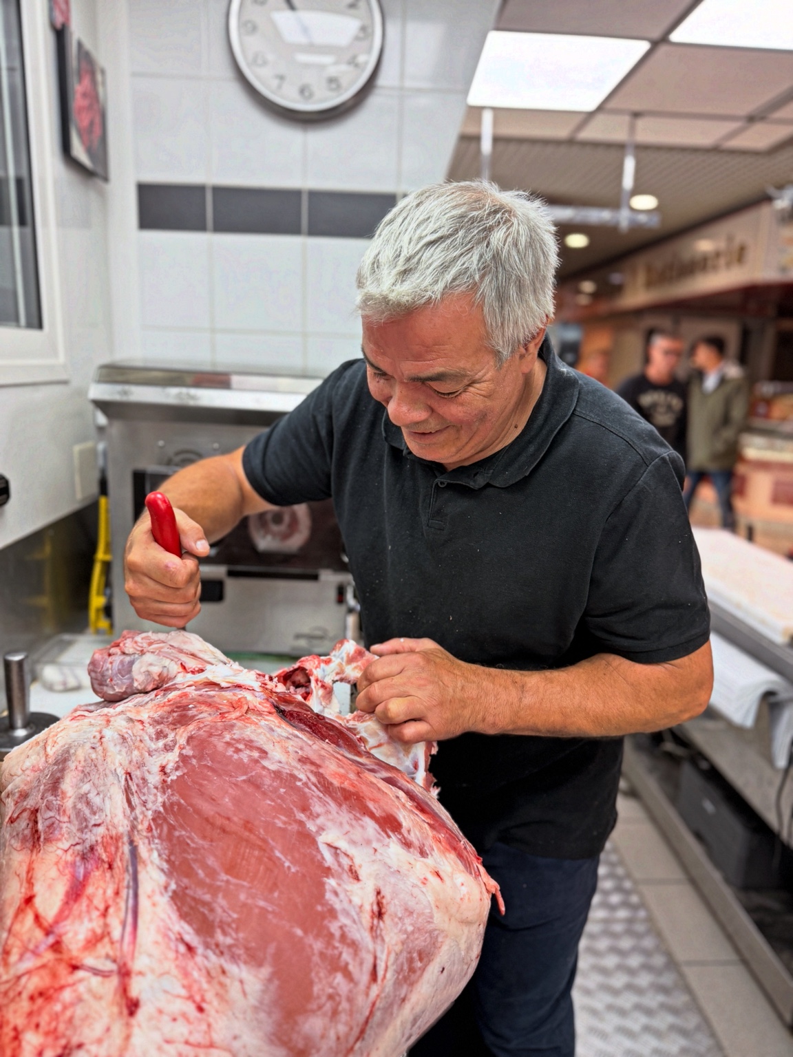 Découpe artisanale d’une pièce de viande dans la boucherie