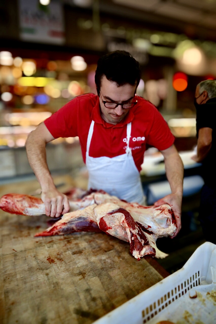 Travail de désossage artisanal dans la boucherie